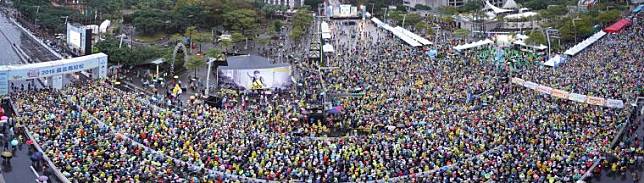 臺北馬拉松今(9)日在市政府廣場前盛大起跑，國內外共60個國家、超過3,600名國外跑者、總共2萬7千名跑者一同共襄盛舉。主辦單位提供