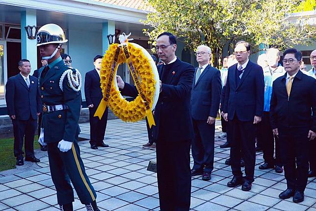 國民黨主席朱立倫13日率黨部主管頭寮謁陵，推崇經國先生是台灣民主化的先驅，令人懷念。（國民黨提供）