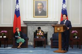 總統賴清德（右）三十日接見美國聯邦參議院外交委員會民主黨首席議員夏亨（左）及共和黨參議員匡希恆所率跨黨派訪問團時，對立法院審查國防特別條例草案表達關切。（中央社）