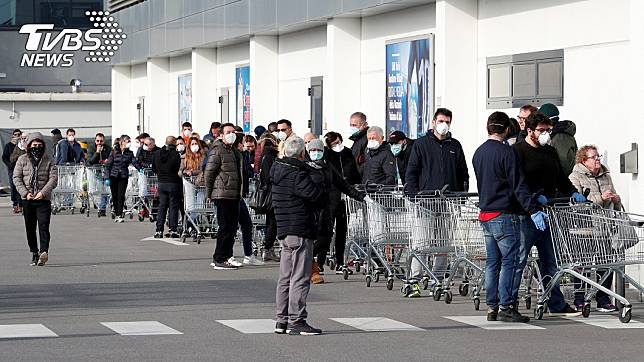義大利政府緊急封閉12座城鎮後，超市外出現大批民眾排隊搶購物資。(圖／達志影像路透社)