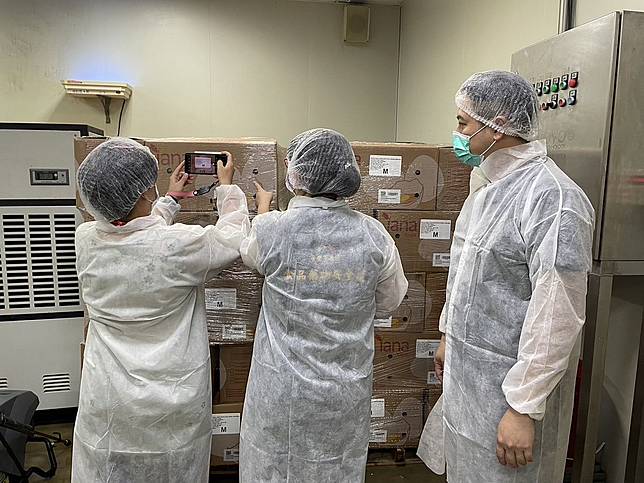 台中市食安處查獲1家烘焙業者貯存逾期食品原料及食品添加物。（圖：食安處提供）