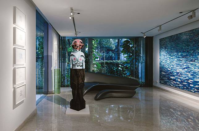 Highlights of the Samdanis’
ground floor gallery include
the humanoid sculpture
Cowboys and Angels
(2018) by Huma Bhabha, a
sofa by Zaha Hadid and the
oceanic painting Untitled (T)
(2017) by Daniel Boyd  (Photography: Marc Tan for Hong Kong Tatler)