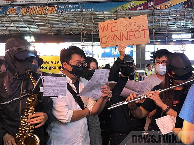 市民於重慶大廈門外高唱《願榮光歸香港》、《光輝歲月》等歌曲。（莫曉璇攝）