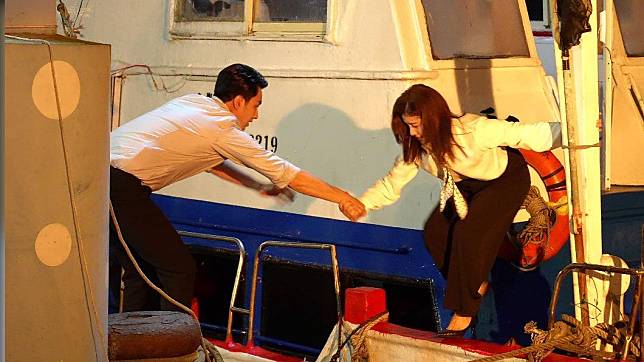 王樂妍（右）穿高跟鞋在船上走跳。（圖／台視提供）