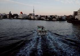 在東京隅田川航行的觀光遊輪，遠方即是東京地標晴空塔。路透社