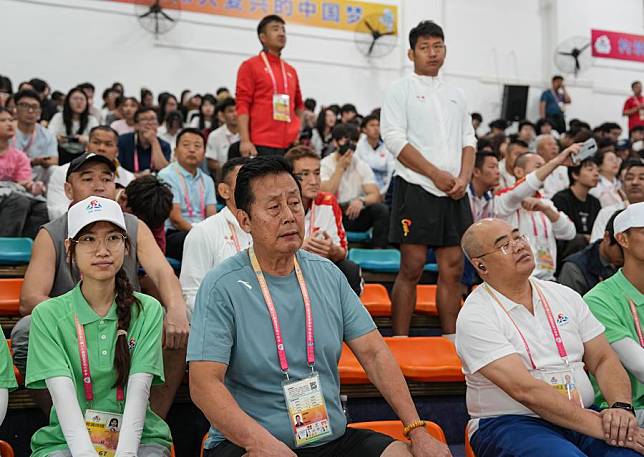 Padma Tsondre (first row, 2nd L) watches the Yajia games at China's 12th National Traditional Games of Ethnic Minorities in Sanya, south China's Hainan Province. (Handout via Xinhua)