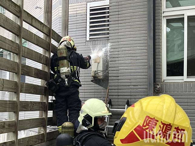 嘉義市東義路一處民宅，冷氣室外機起火，消防局到場後立即撲滅。記者李承穎／攝影