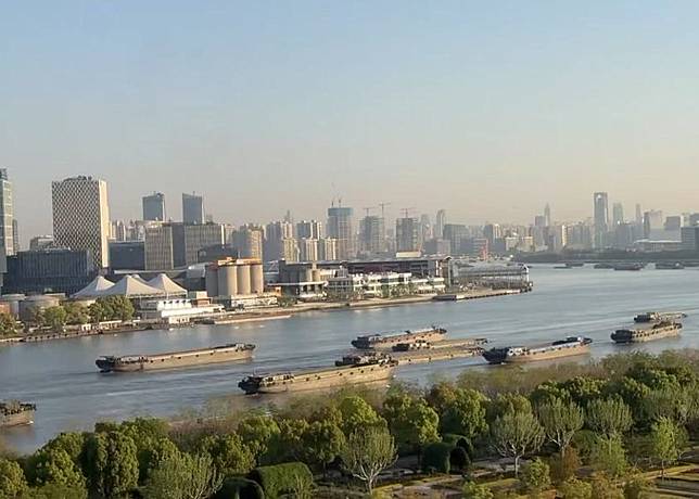 黃浦江面上船舶繁忙，畫面浩浩蕩蕩。
