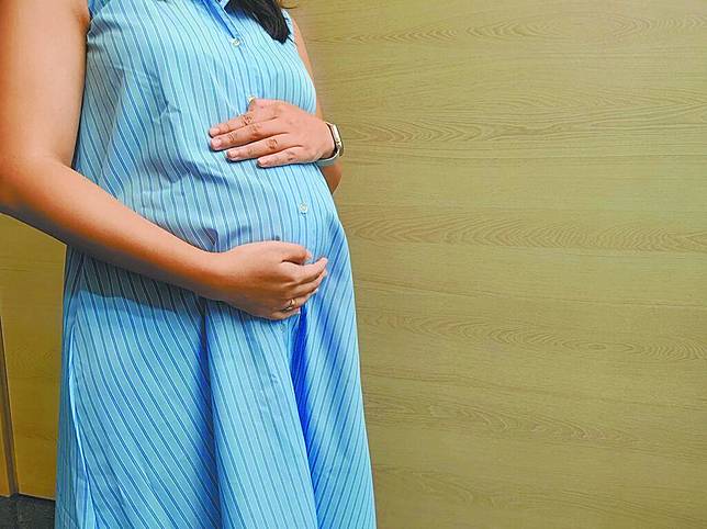 產後大出血分為兩種類型。早發性大出血發生在生產過程中，晚發性則約在產後2至3天才出現，常見原因為胎盤剝離不完整或生產時子宮頸有裂傷。(圖/資料照)