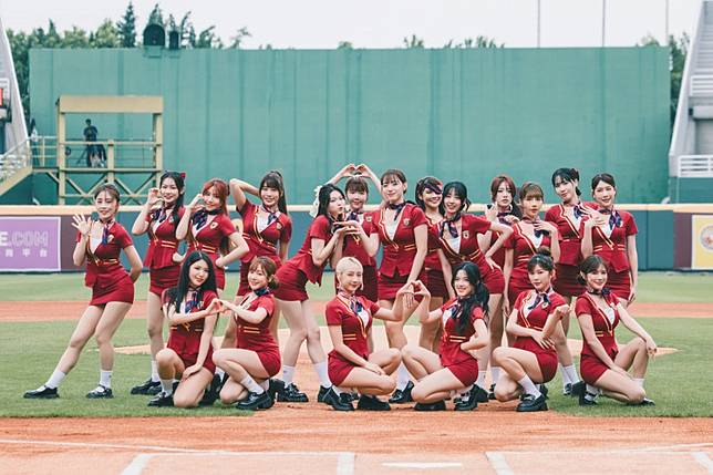樂天女孩穿上空姐裝大跳開場舞。(樂天桃猿提供)
