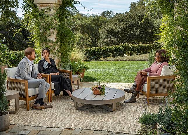 英國哈利王子（左1）與妻子梅根（左2）接受美國脫口秀主持人歐普拉（右）專訪。   圖：達志影像/美聯社