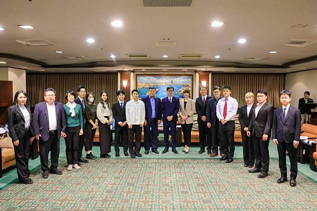 台灣安倍晉三之友會偕日本在台留學生訪問高雄市政府。 圖：高雄市行國處/提供