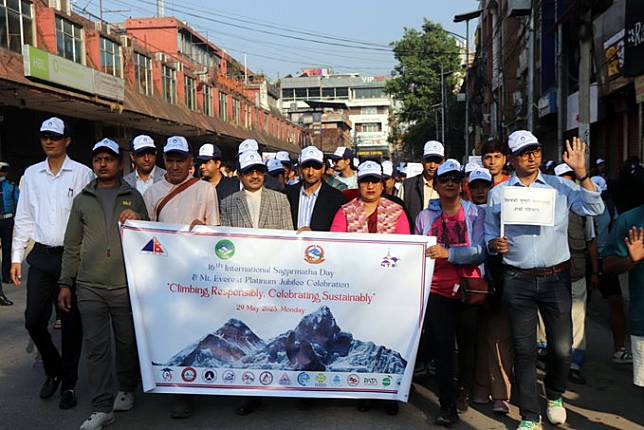 尼泊爾政府29日舉辦登頂聖母峰70週年紀念活動，並表彰締造各項紀錄的登山家們。(圖：@real_newspolar推特)
