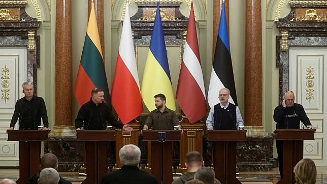 日前烏克蘭總統澤連斯基（Volodymyr Zelenskiy ，中）與立陶宛總統瑙塞達（Gitanas Nauseda，左一）、波蘭總統杜達（Andrzej Duda，左二）、拉脫維亞總統列維特斯（Egils Levits，右二）、愛沙尼亞總統卡里斯（Alar Karis，右一）在基輔會面。（資料照）   圖：達志影像 / 路透社