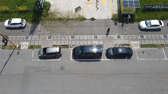 奇葩停車場！民眾停了竟「出不去」　出入口2車格擋死