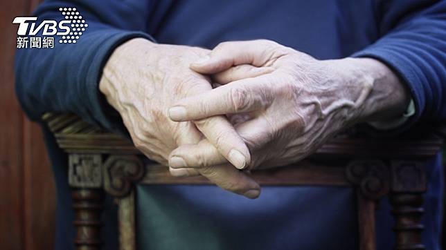 一名男網友分享自己阿公已經80歲了但還是有小三。（示意圖／shutterstock 達志影像）