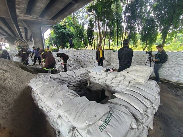 เสริมกระสอบทราย รับมือน้ำท่วม 