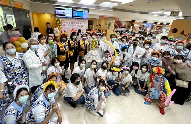 中醫大兒童醫院昨日歡度８週年院慶，醫護團隊、病童共同歡慶。（記者陳金龍攝）