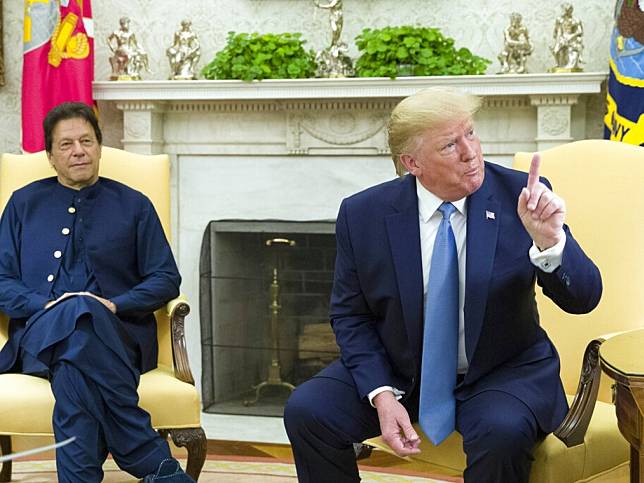 特朗普（右）是在白宮，與伊姆蘭汗（左）會面前，被記者問到有關香港示威的問題。（美聯社）