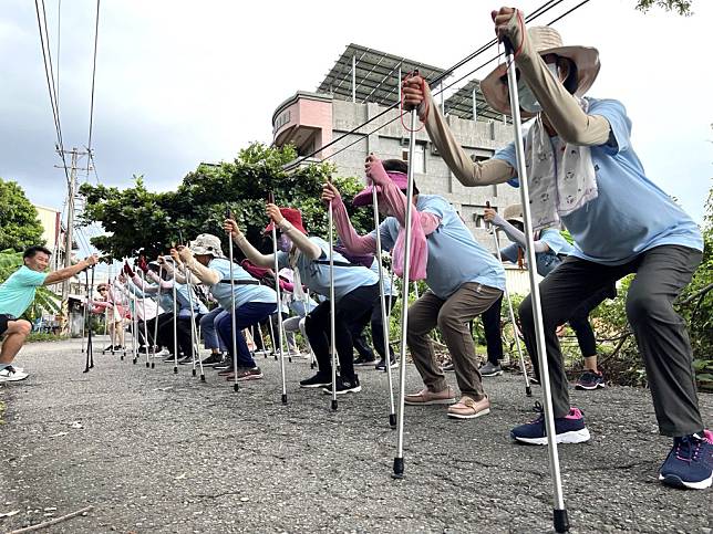 嘉義縣領先全國開辦「骨鬆肌少高風險運動營養班」，由各鄉鎮衛生所規劃12週運動及營養課程。（記者張翔翻攝）