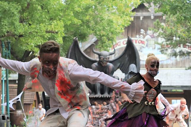 六福村日間遊行-萬惡鬼入侵在巫師強力召喚，下午2點在美國大西部惡靈大道開趴。(圖片提供/六福村)