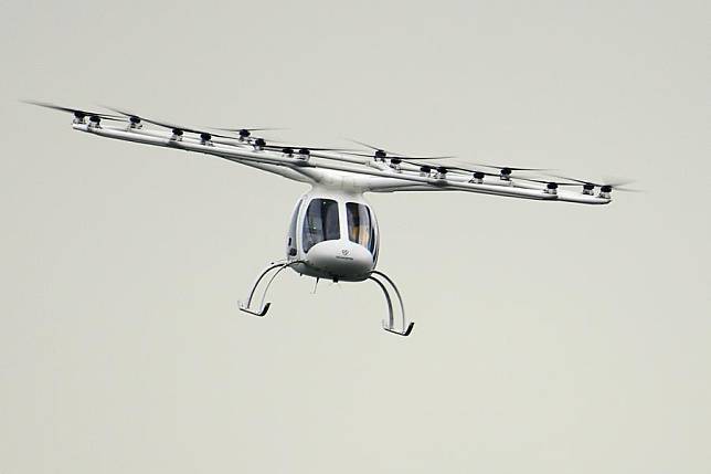 A Volocopter air taxi flies over Marina Bay in an urban test flight during the 26th Intelligent Transport Systems (ITS) World Congress in Singapore, on Oct. 22, 2019. (Xinhua/Then Chih Wey)