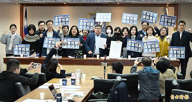 立法院內政委員會今(18日)排審行政院明年度施政計畫及收支預算報告，民進黨立委一早佔據主席台反對確認16日選罷法議事錄。(記者廖振輝攝)