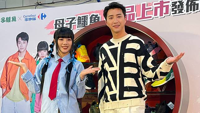 江宏傑（右）今與木木現身桃園賣場擔任鞋子品牌一日店長。