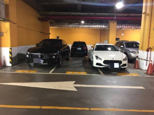 日前一名網友在臉書社團分享一張照片，指他在一間百貨公司的地下停車場，看見2輛「海神」瑪莎拉蒂(Maserati)霸占3格車位，痛批車主沒水準。(圖擷取自爆料公社)