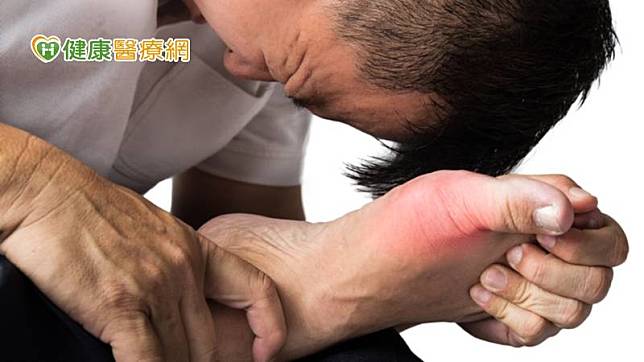 吳建陞主任表示，急性痛風發作的位置大部分在大腳趾、腳踝或膝蓋，即將要嚴重發作時會有可自覺的典型刺痛感。