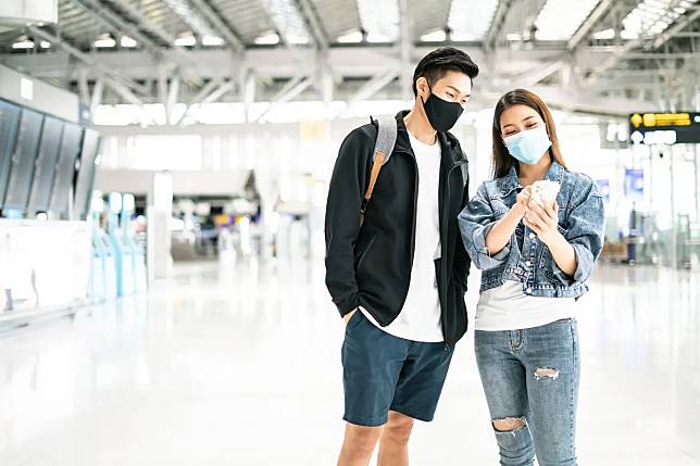 Cover Couple Travelling Airport