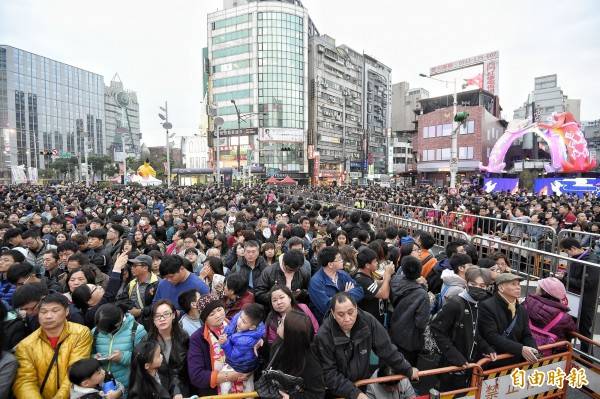 台北燈節已在晚間6時開幕，捷運西門站六號出口外在開幕前已經擠滿人潮。(記者陳志曲攝)