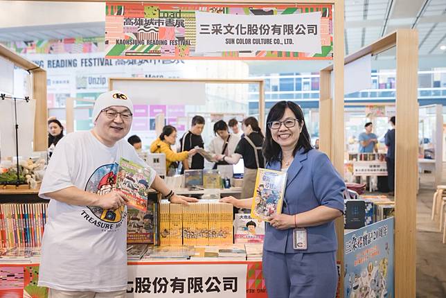 高市圖館長李金鴦（右）接待韓國漫畫家姜境孝（左）參觀高雄城市書展，並停留三采文化。（記者王正平攝）