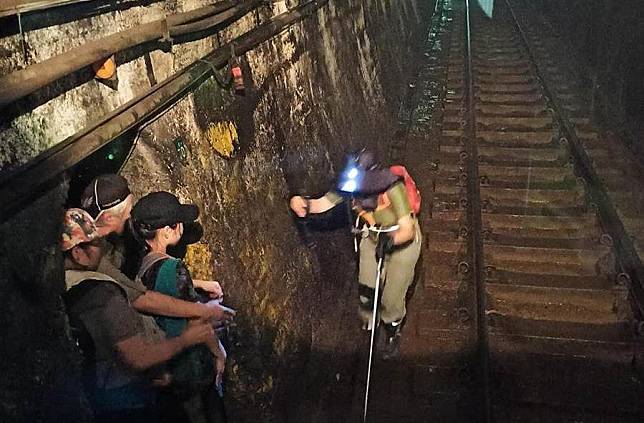 新北市平溪有四名遊客為拍照擅闖平溪隧道，可是剛好遇到火車入洞險送命。（司機陳振芳提供／吳康瑋新北傳真）