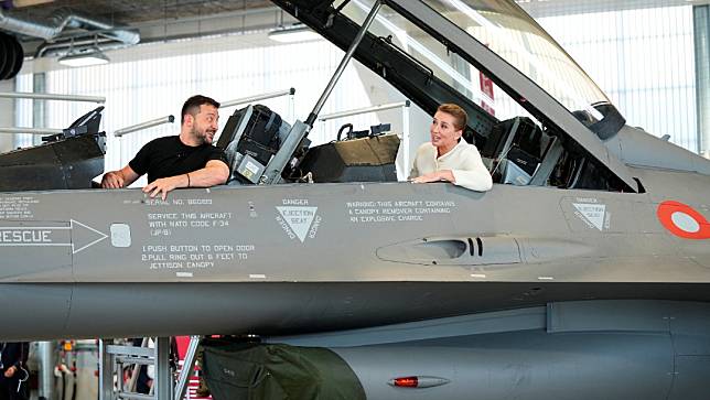 烏克蘭總統澤倫斯基（Volodymyr Zelenskyy，左）8月20日訪問丹麥，與丹麥總理佛瑞德里克森（Mette Frederiksen，右）一同登上F-16戰機座艙。路透社