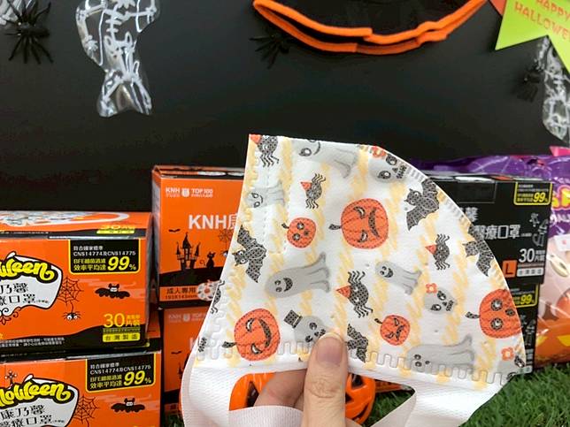 萬聖節應景口罩，無論是黑白款還是彩色款都各有特色。（圖片提供/OKmart）