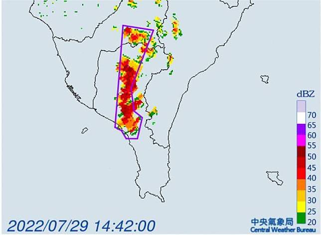 今日(29日)午後對流旺盛，氣象局14時51分對高雄市與屏東縣發布大雷雨即時訊息，持續時間至15時45分。(擷取自中央氣象局)