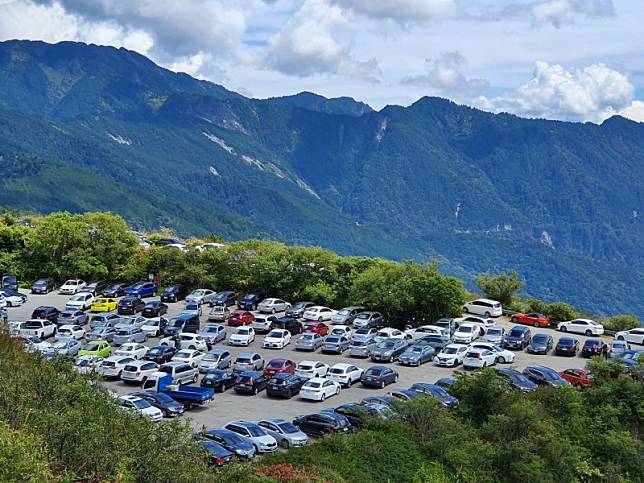 連假期間許多遊客從花蓮前往合歡山，由於山上停車場腹地有限，許多車輛直接在小風口停車場附近標線不明的路邊雙邊停車，造成停車場混亂堵塞。(新城警分局提供)