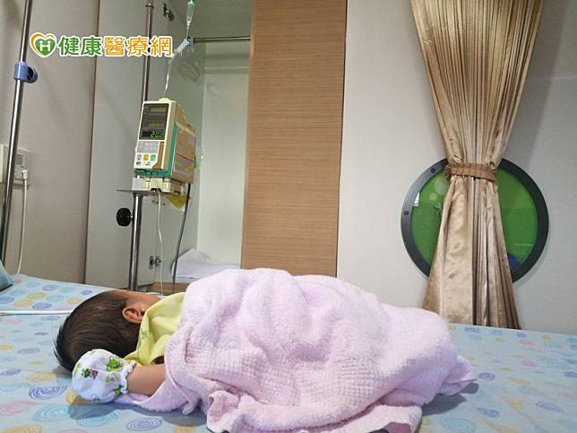 RSV感染在兩歲以下幼兒極為常見，症狀多為呼吸急促、喘鳴、痰多及高燒等等，即使發展成肺炎，通常只需給予支持療法，睡在氧氣帳中幾天後，即可出院。