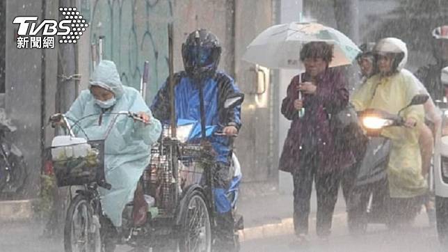 出門嚴防大雨。（示意圖／TVBS資料畫面）