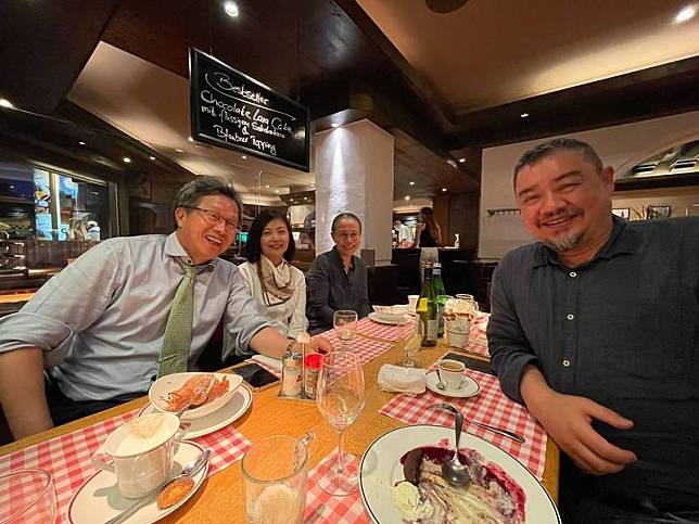吾爾開希在臉書放上與劉霞、我國駐德代表謝志偉夫婦一同用餐照片。(圖翻攝自吾爾開希臉書)