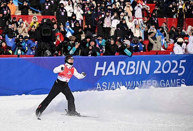 Xu Mengtao of China celebrates after the freestyle skiing women's aerials final at the 9th Asian Winter Games in Yabuli, northeast China's Heilongjiang Province, Feb. 9, 2025. (Xinhua/Xia Yifang)