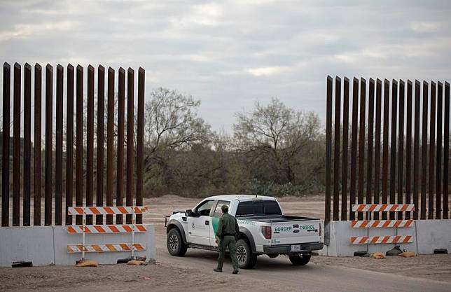 A U.S. Border Patrol agent walks to his vehicle while patrolling near a newly-built section of the border wall between Mexico and the United States near Eagle Pass, Texas, the United States, Jan. 7, 2022. (Photo by Nick Wagner/Xinhua)