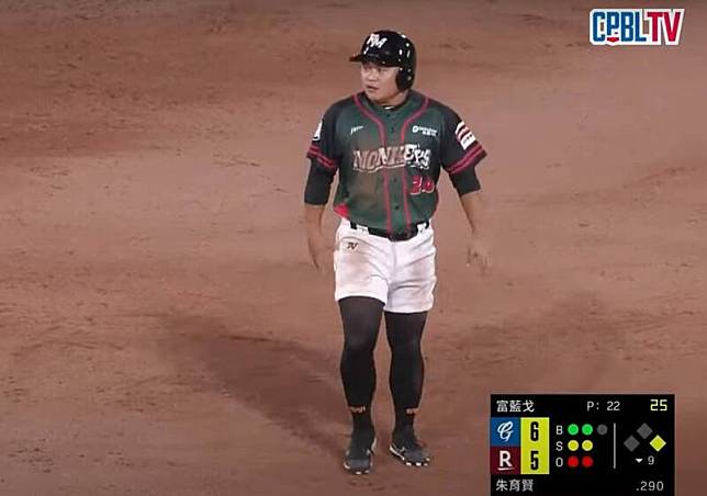 蔡鎮宇昨天代跑時以奇特造型亮相。(圖片截取自CPBL TV)