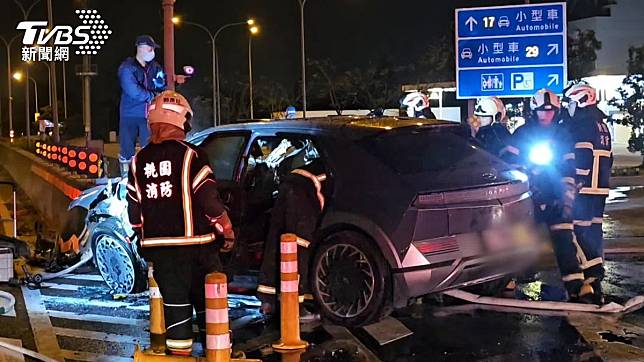 楊梅休息站火燒車。（圖／TVBS）