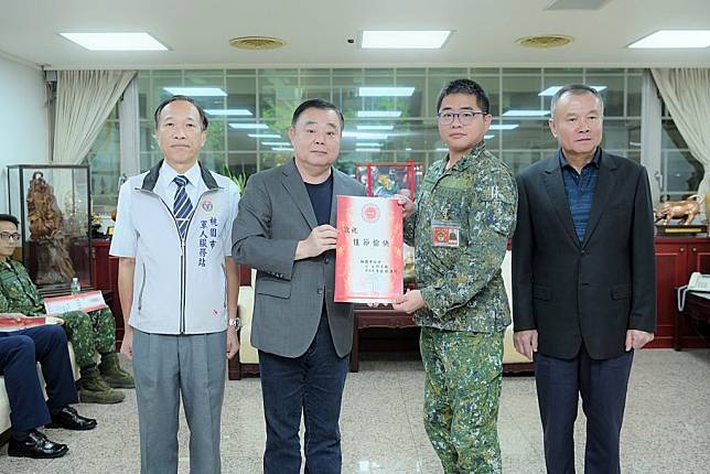 桃園市議會秋節勞軍，邱奕勝議長致贈慰勞金展現貼心安排。（桃園市議會提供）