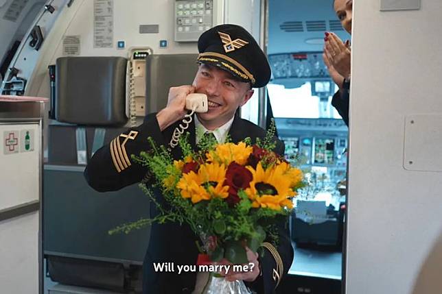 一名波蘭航空機長在執勤時，在機上向自己的空姐女友求婚。翻攝LOT Polish Airlines Facebook