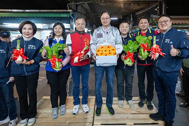 張善政今日清晨分別前往桃園魚市場及果菜市場，關心年前漁貨及蔬果供應情形。圖：市府提供