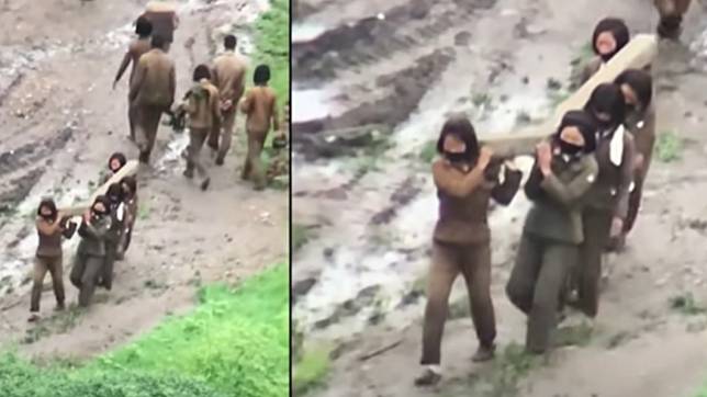 北韓女兵當苦力挑大石柱。（圖／翻攝自아리랑day YouTube）