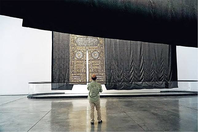 天房帷幕&ndash;Islamic Arts Biennale中最令人震撼的，是能看到完整版本的麥加天房帷幕。此帷幕在2024年取下後，從未在麥加大清真寺以外地方完整展示，是現今唯一一套被完整保留的舊帷幕。（Dawn Hung攝）
